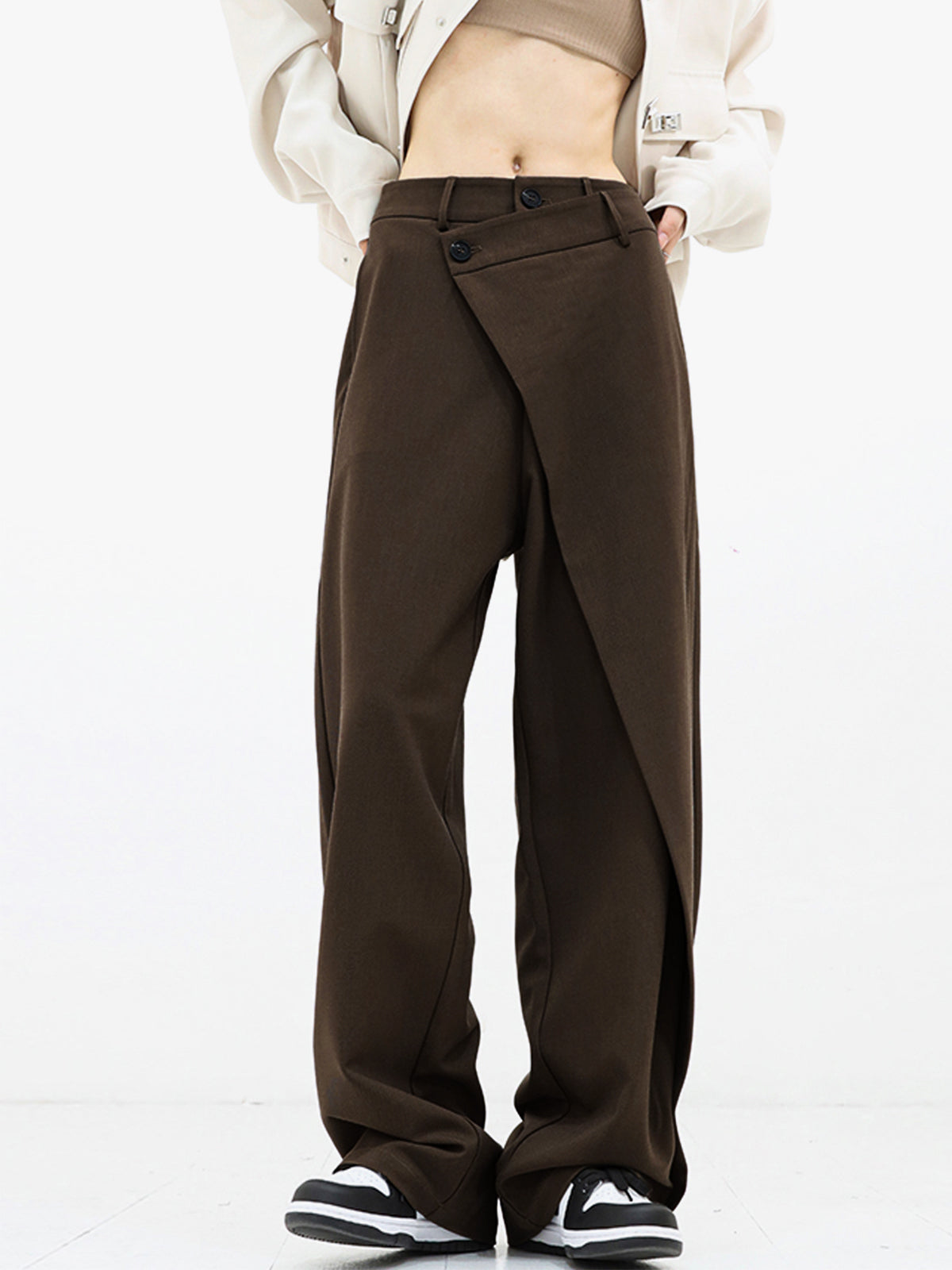 Pantalones anchos con botones asimétricos en la cintura