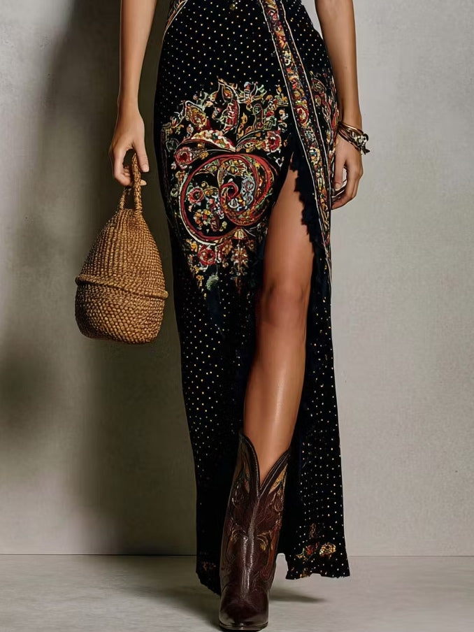 Vestido largo negro de estilo bohemio con estampado étnico, escote en V profundo y abertura alta