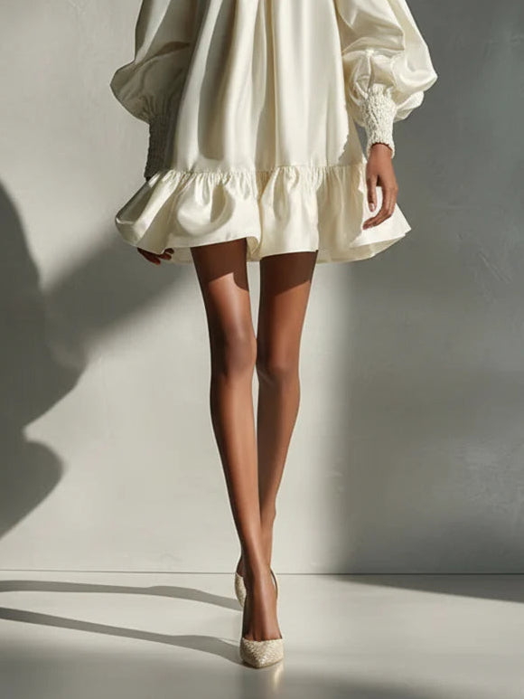 Vestido mini beige de satén con mangas abullonadas y volantes