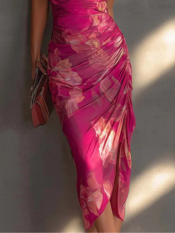 Vestido ajustado de color fucsia con estampado floral, sin mangas, fruncido en los laterales y con abertura