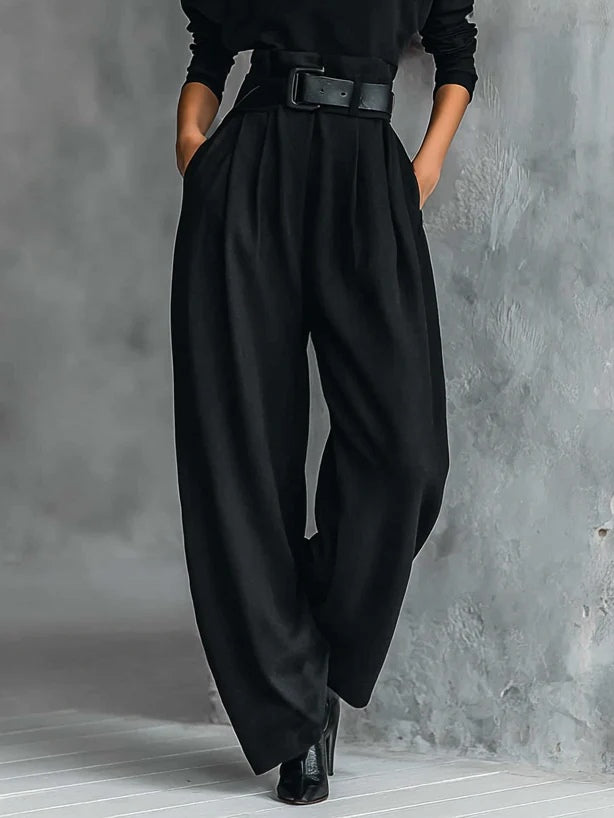 Conjunto de dos piezas compuesto por camiseta de cuello alto y manga larga totalmente negra y pantalones rectos (incluye cinturón).