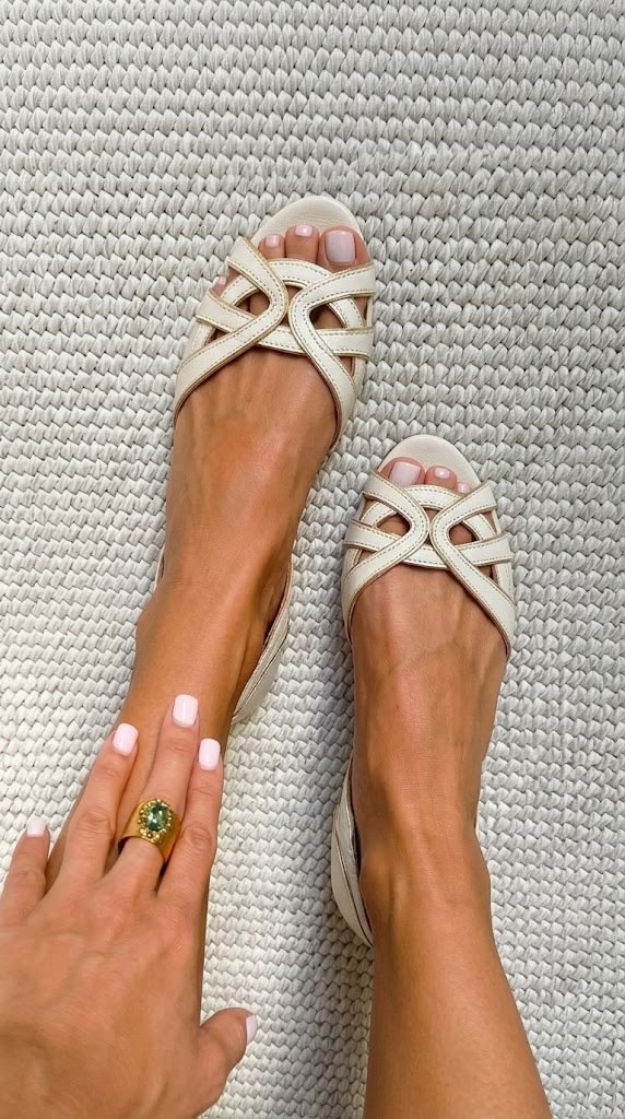 Bella | Sandalia plana con tiras cruzadas y diseño ligero