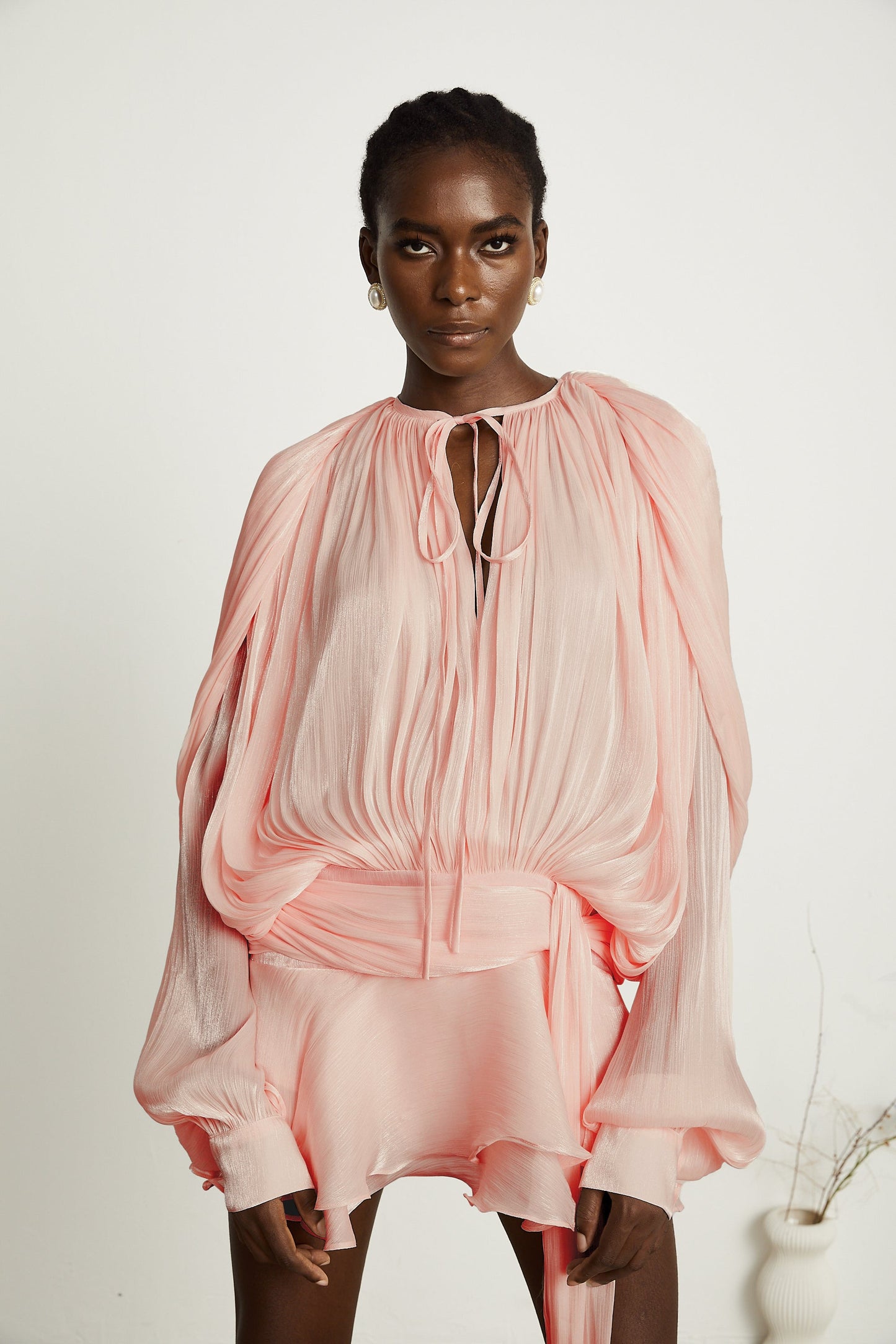 Mini vestido con volantes y pliegues en color rosa Eugénia
