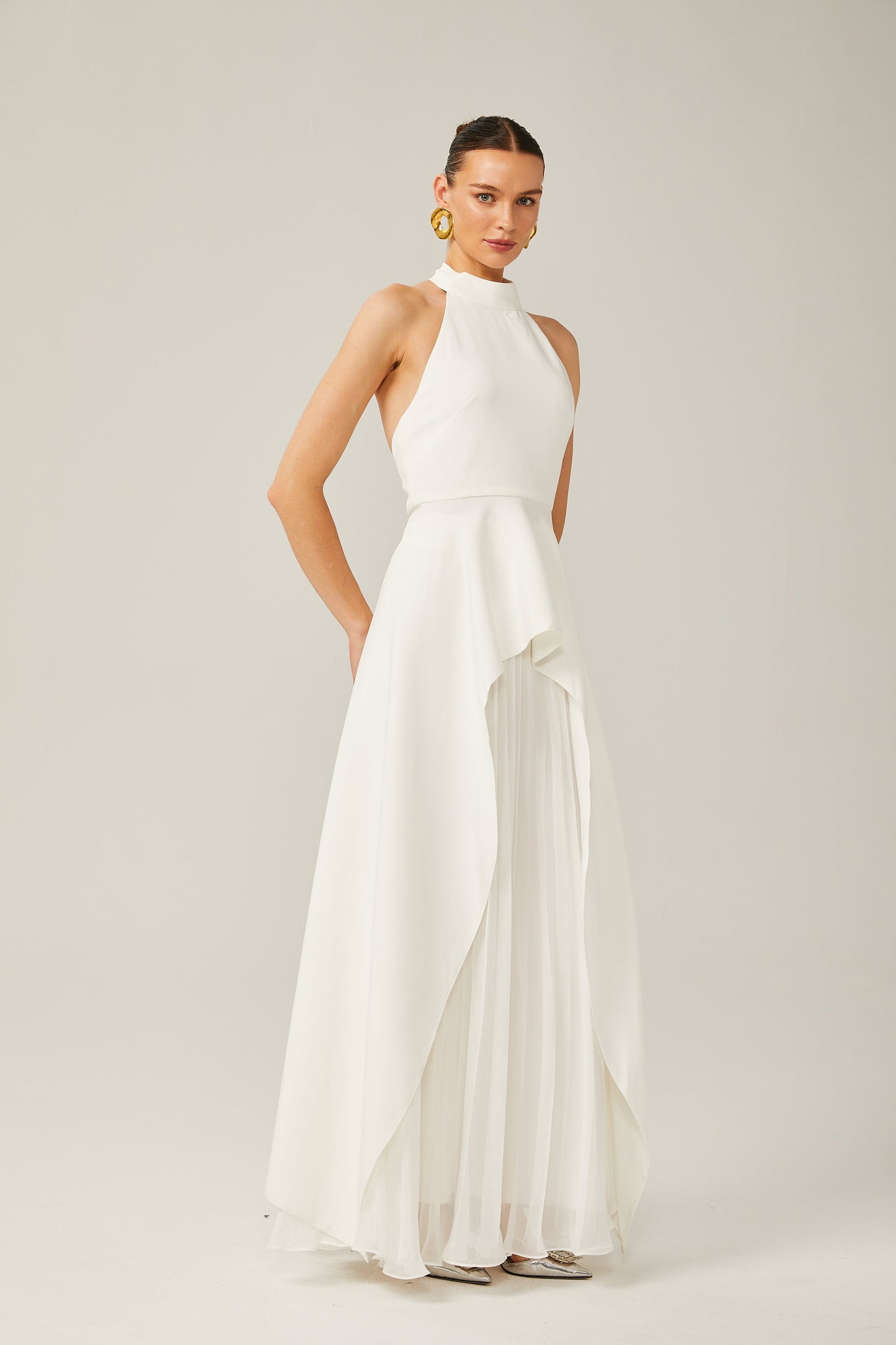 Vestido largo con cuello halter y capas de Martina Soler