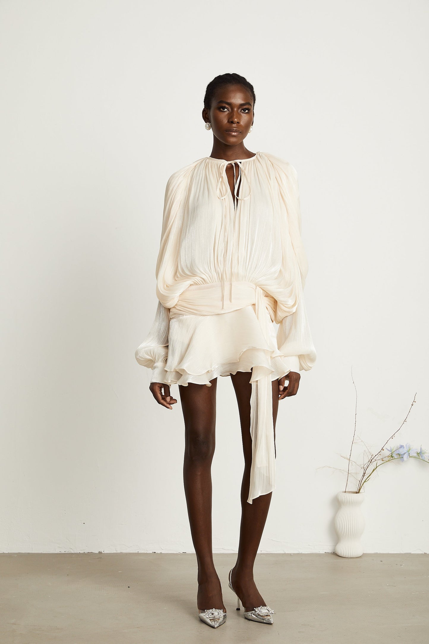 Mini vestido con volantes y pliegues neutro Eugénia