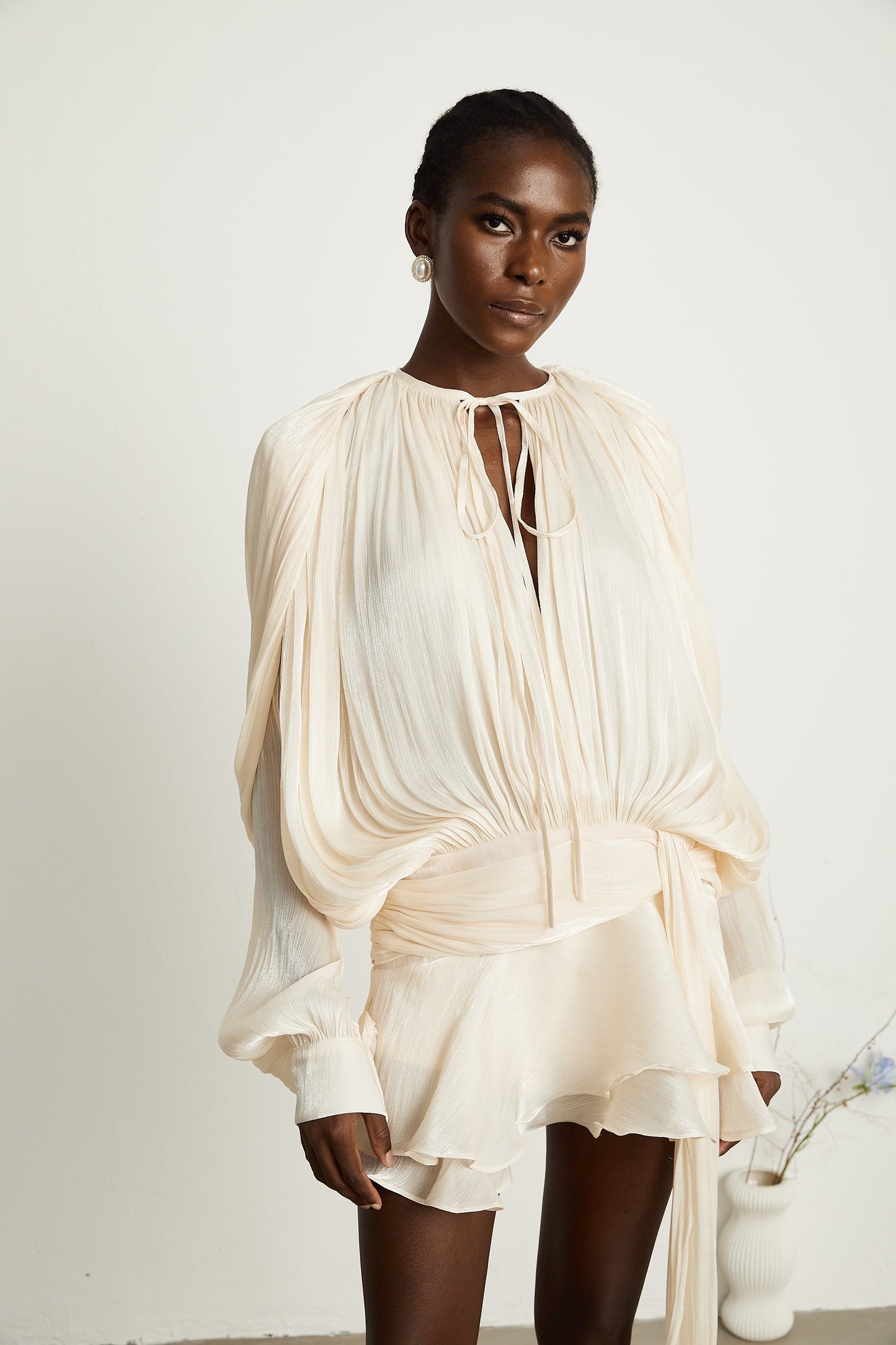 Mini vestido con volantes y pliegues neutro Eugénia