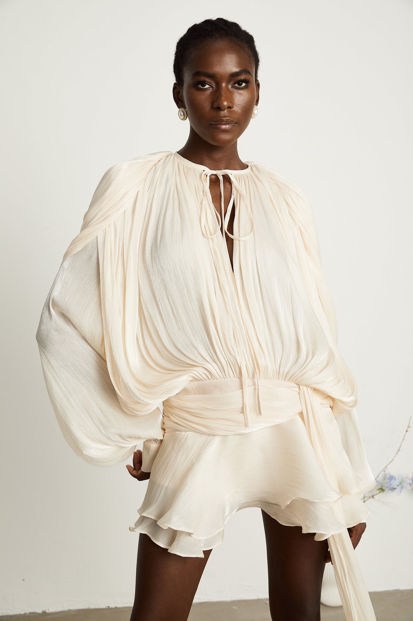 Mini vestido con volantes y pliegues neutro Eugénia