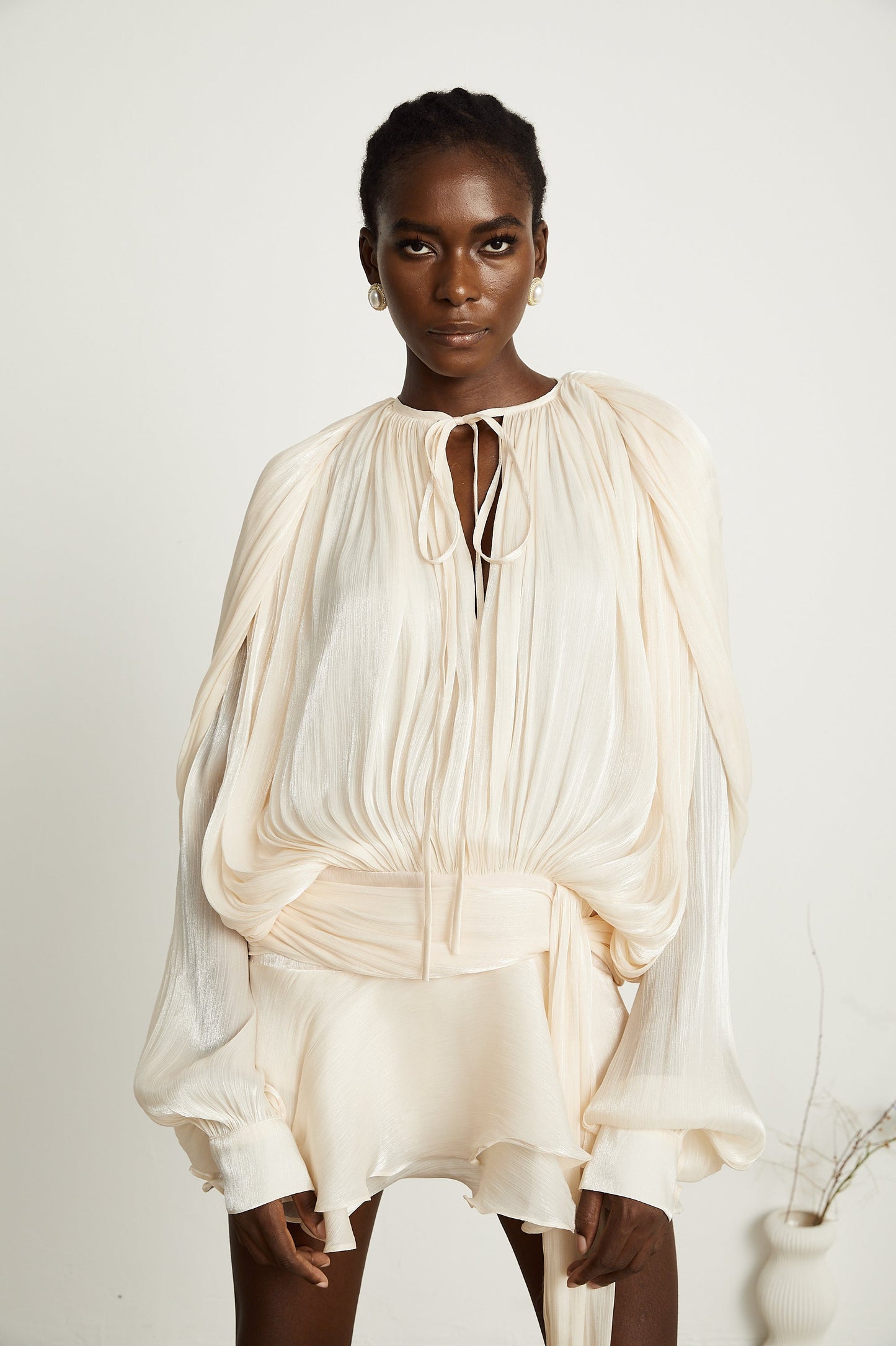 Mini vestido con volantes y pliegues neutro Eugénia