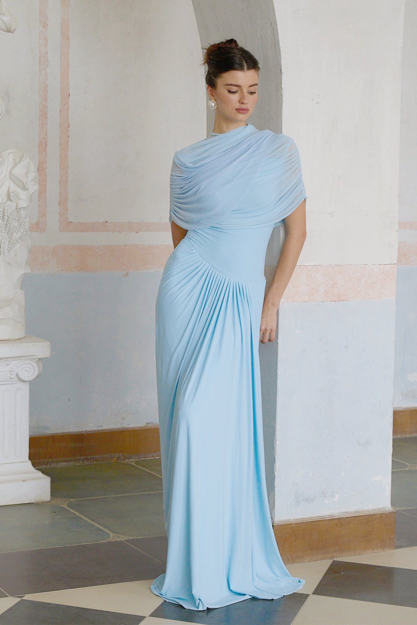 Vestido largo asimétrico plisado Catalina en azul celeste
