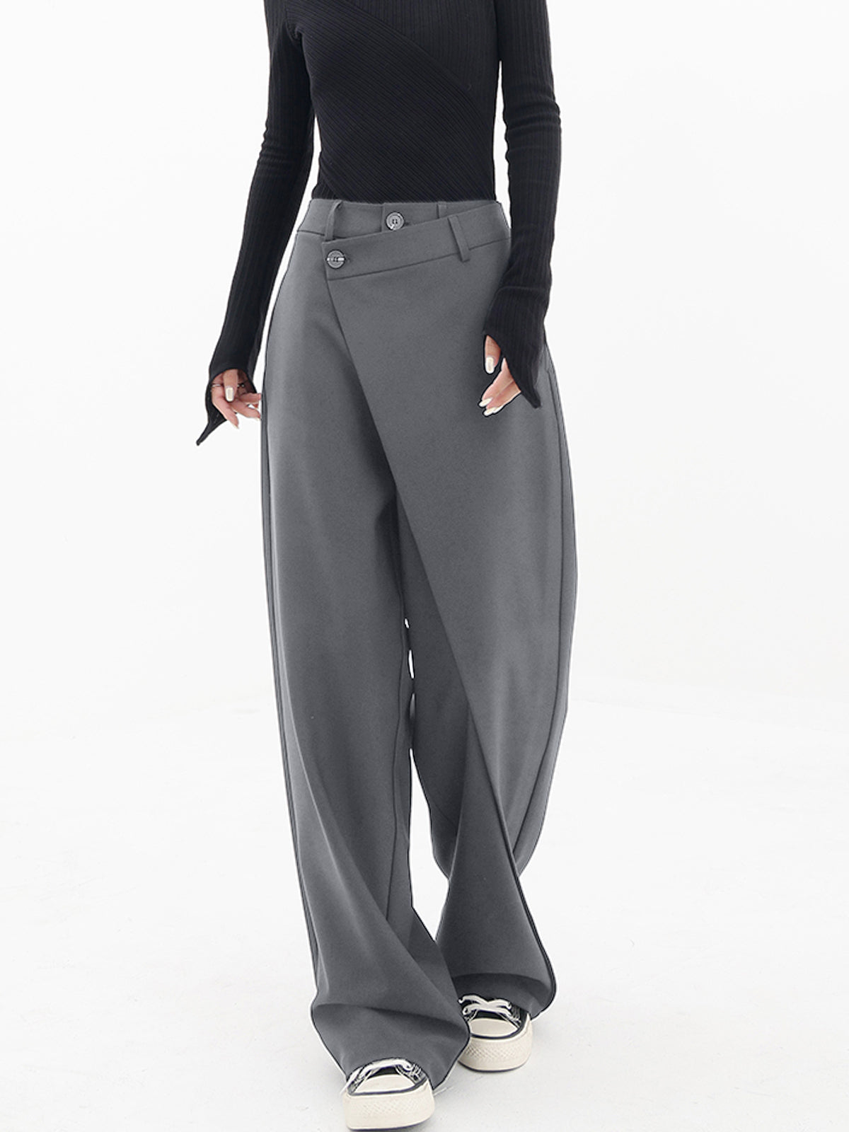 Pantalones anchos con botones asimétricos en la cintura