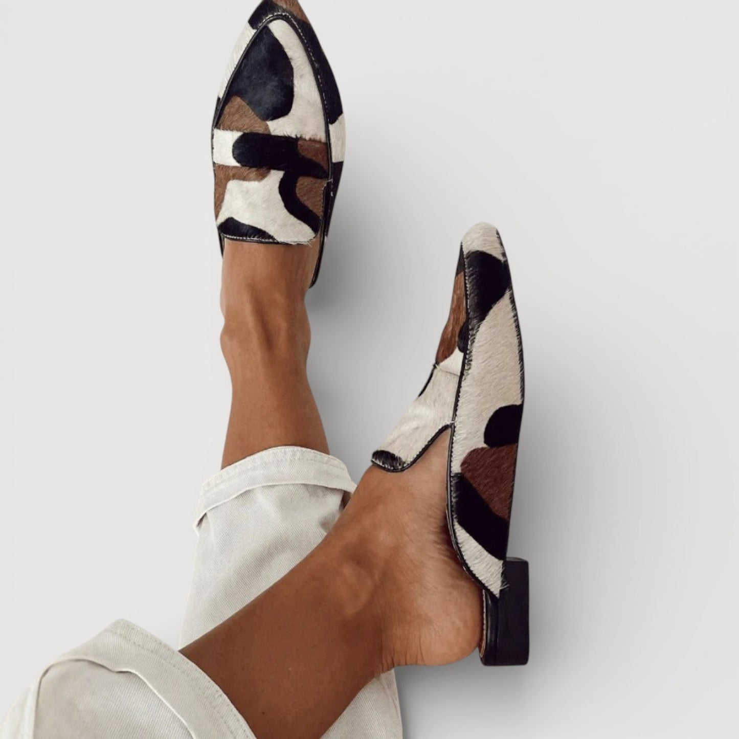 Velle | Mule plano con textura de pelo y diseño especial
