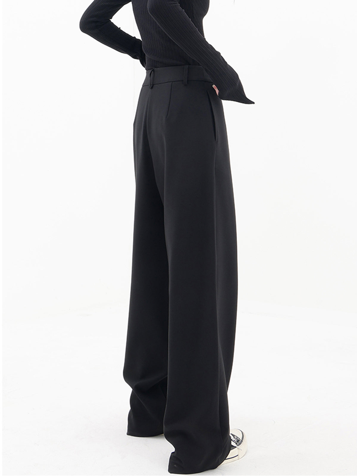Pantalones anchos con botones asimétricos en la cintura