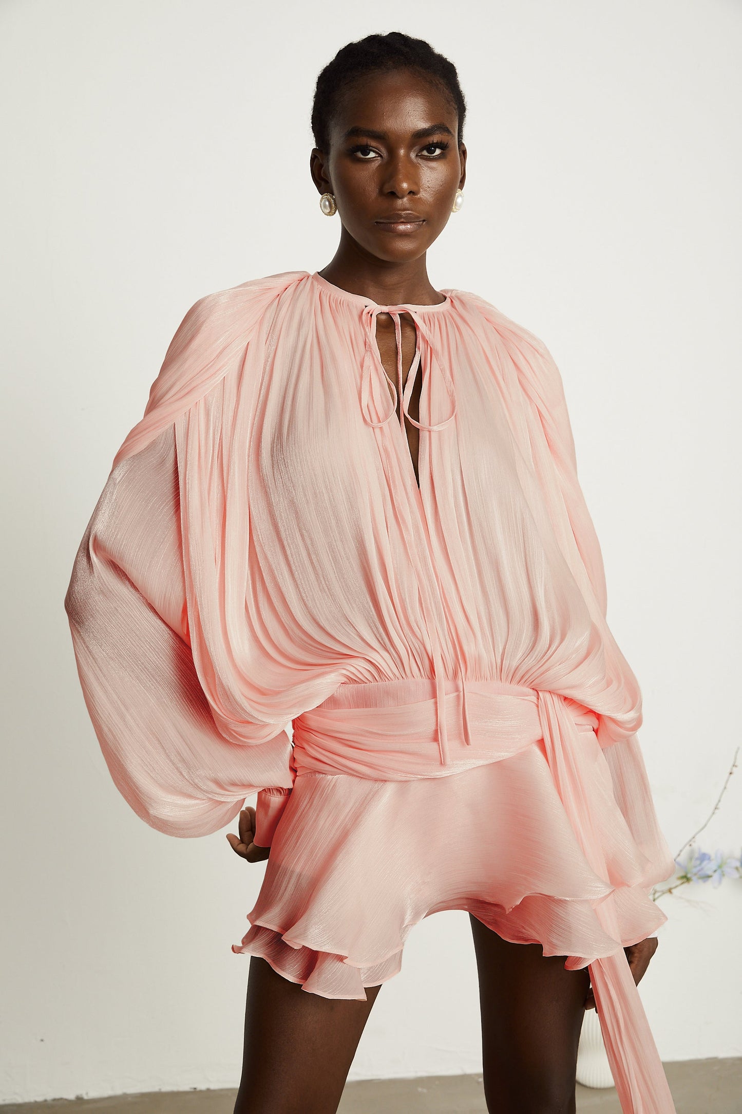 Mini vestido con volantes y pliegues en color rosa Eugénia