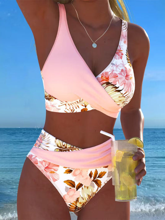 Bikini con contraste floral y abertura