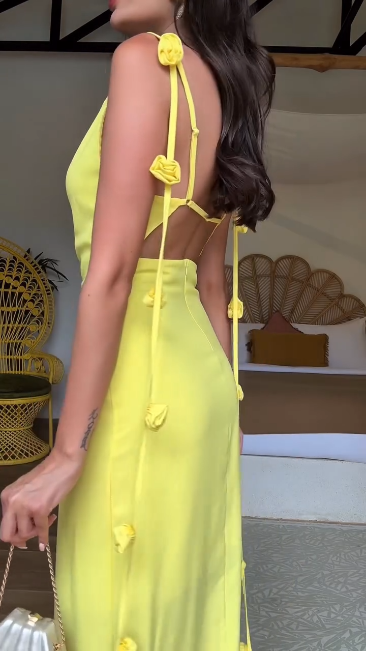 Vestido largo sin espalda con tirantes de flores en los hombros y cuello halter
