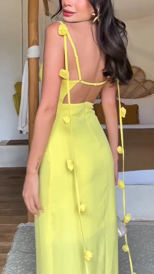 Vestido largo sin espalda con tirantes de flores en los hombros y cuello halter