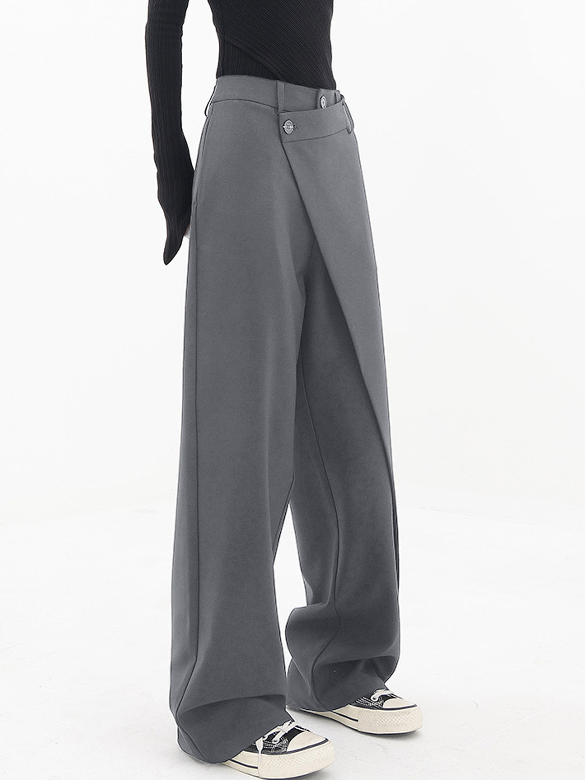 Pantalones anchos con botones asimétricos en la cintura