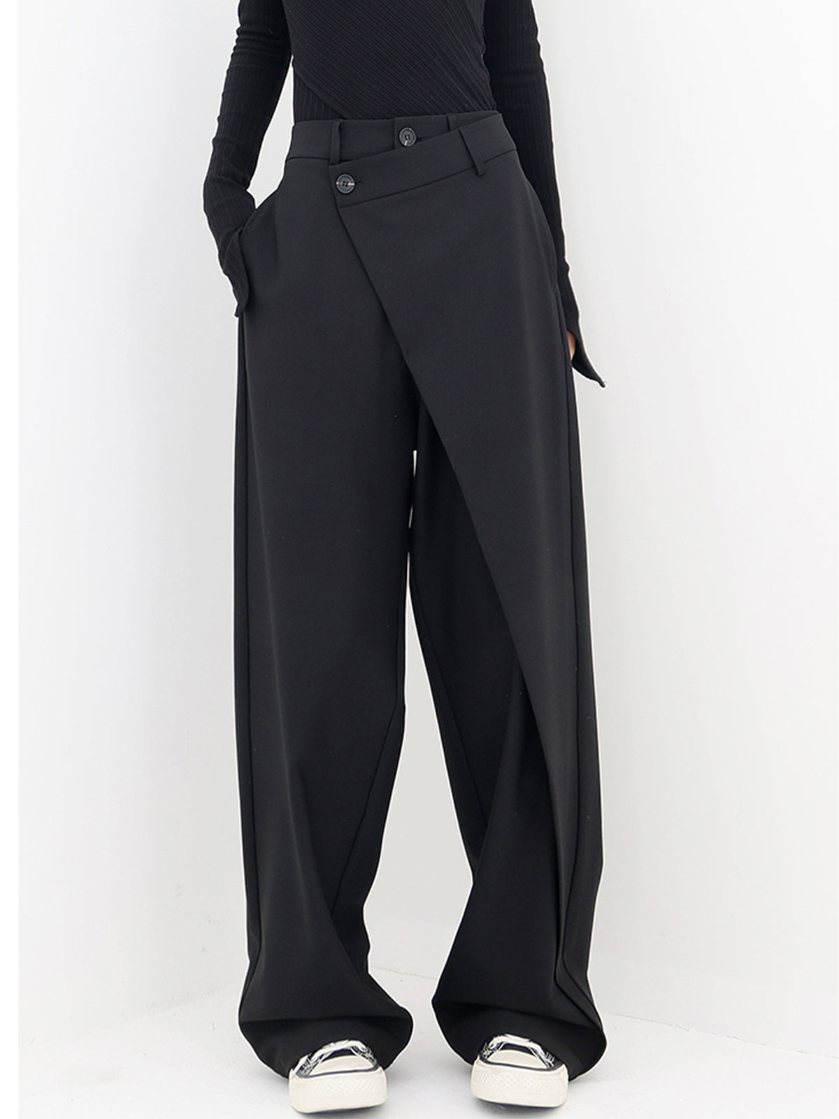 Pantalones anchos con botones asimétricos en la cintura