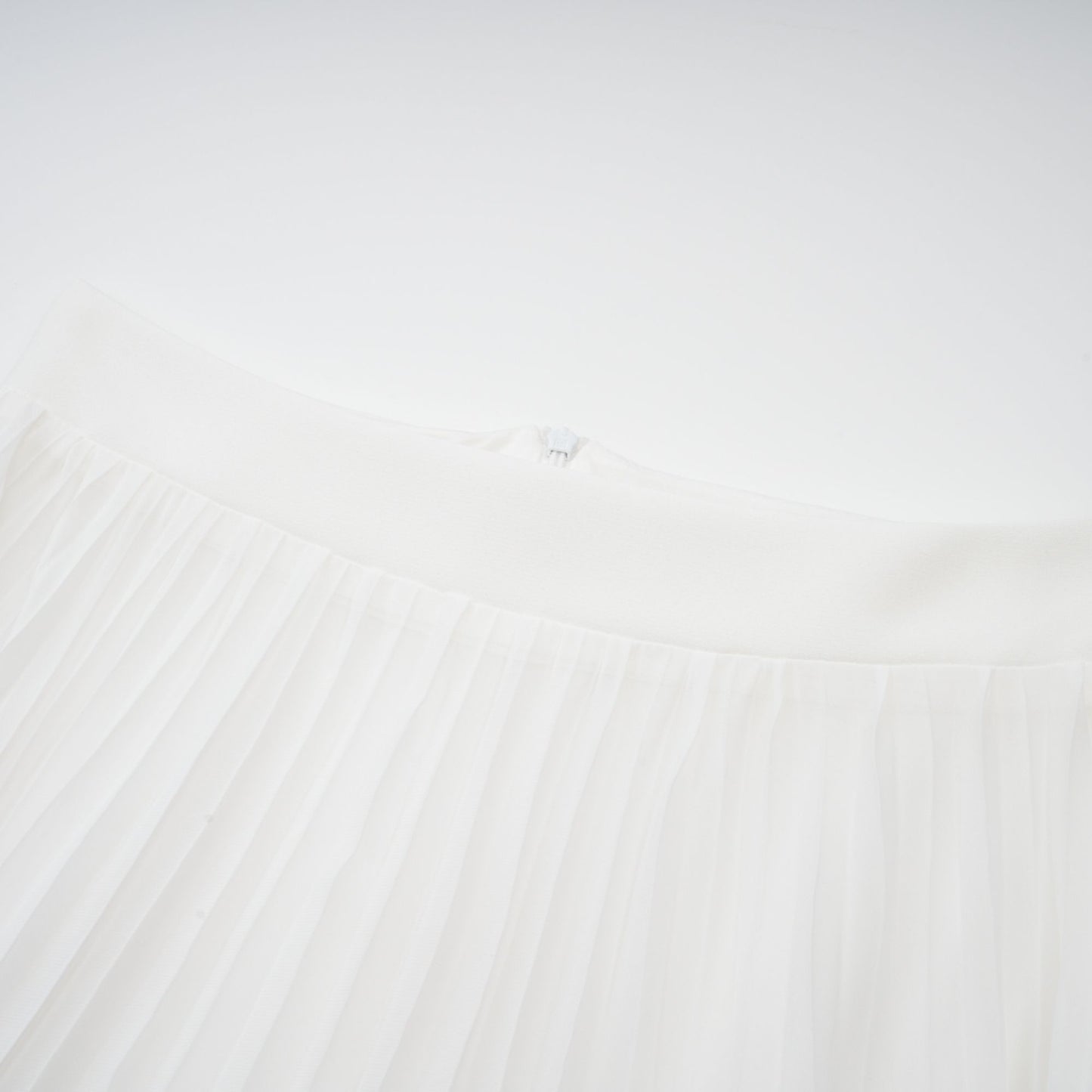 Vestido largo con cuello halter y capas de Martina Soler