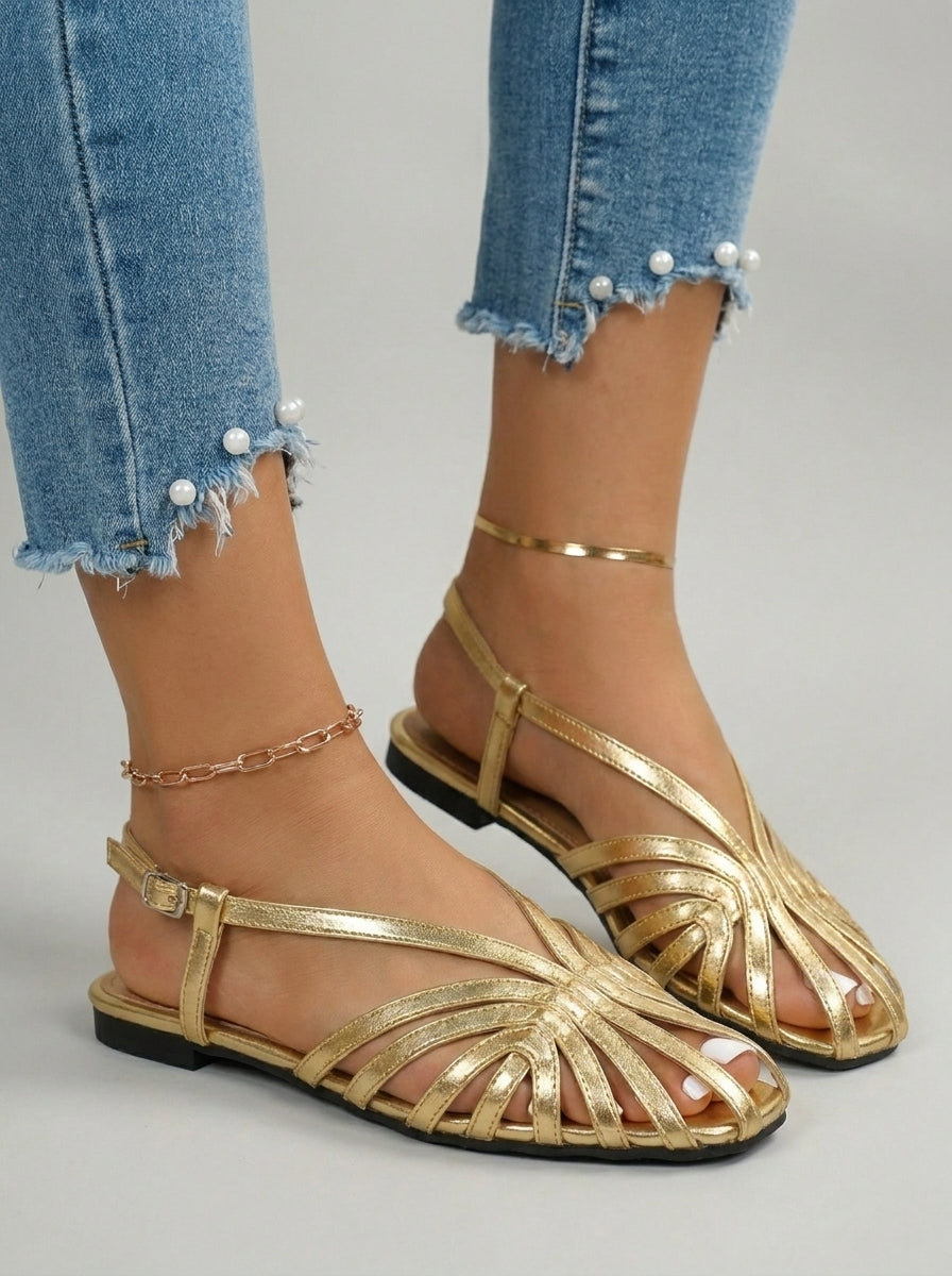 Fiorella | Sandalia plana cangrejera con diseño estilizado