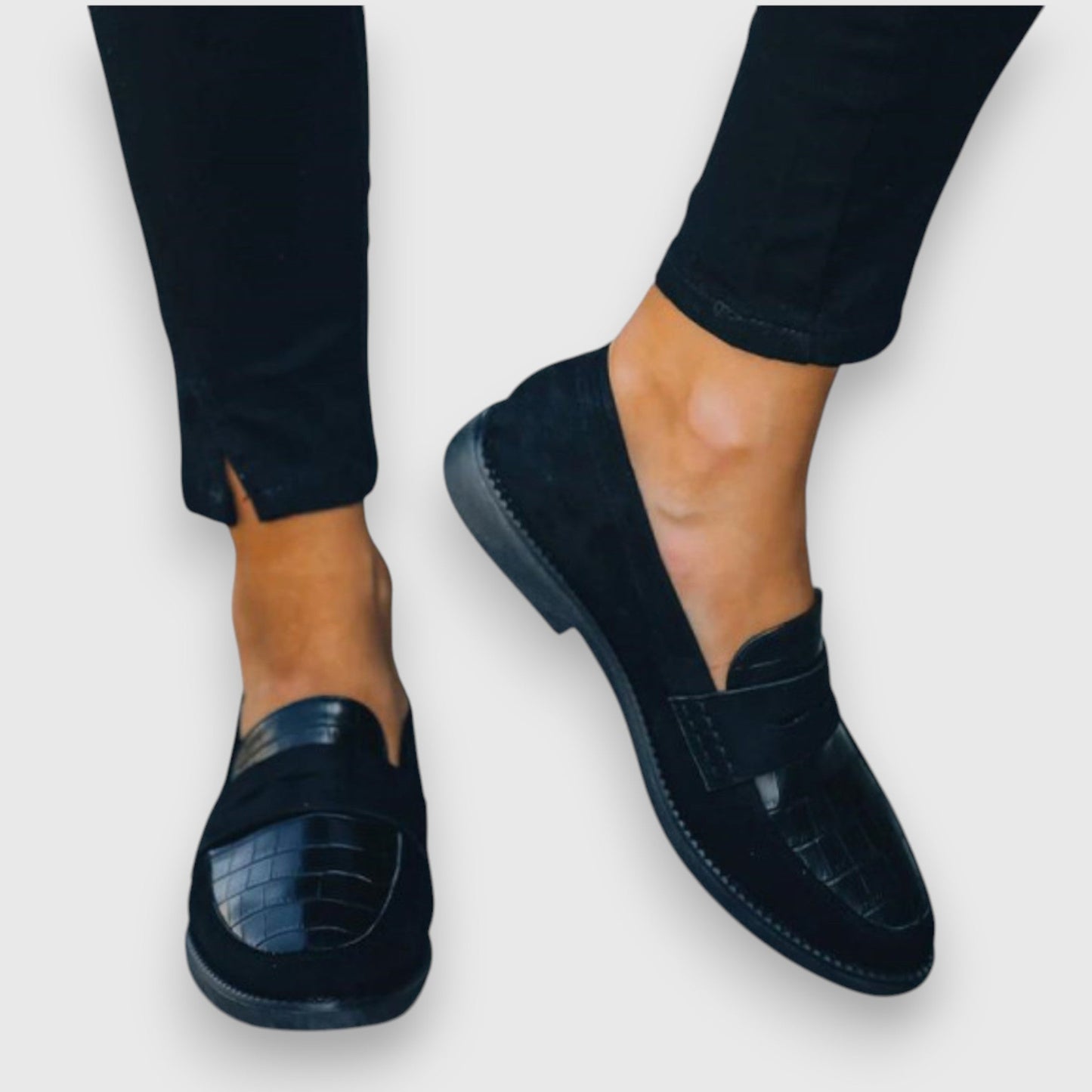 Alyana | Mocasín plano de ante con diseño ergonómico