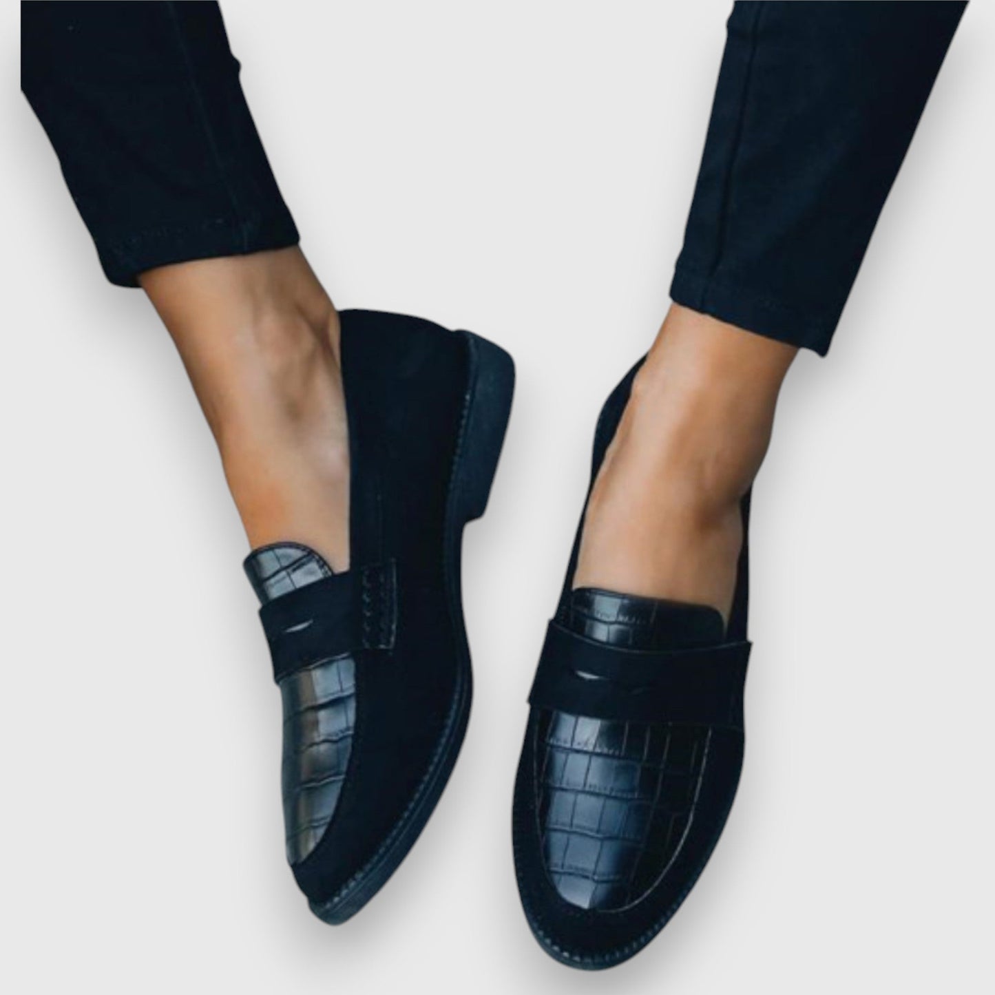 Alyana | Mocasín plano de ante con diseño ergonómico