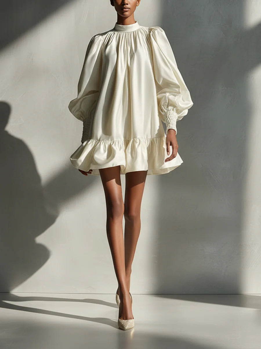 Vestido mini beige de satén con mangas abullonadas y volantes