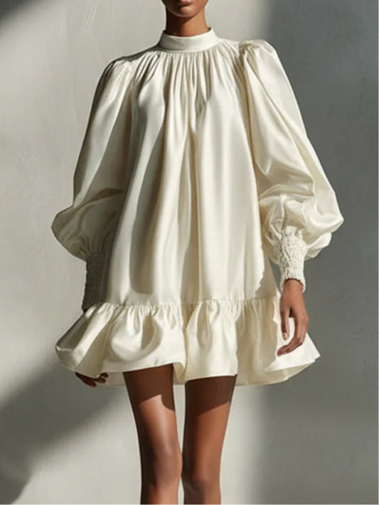 Vestido mini beige de satén con mangas abullonadas y volantes