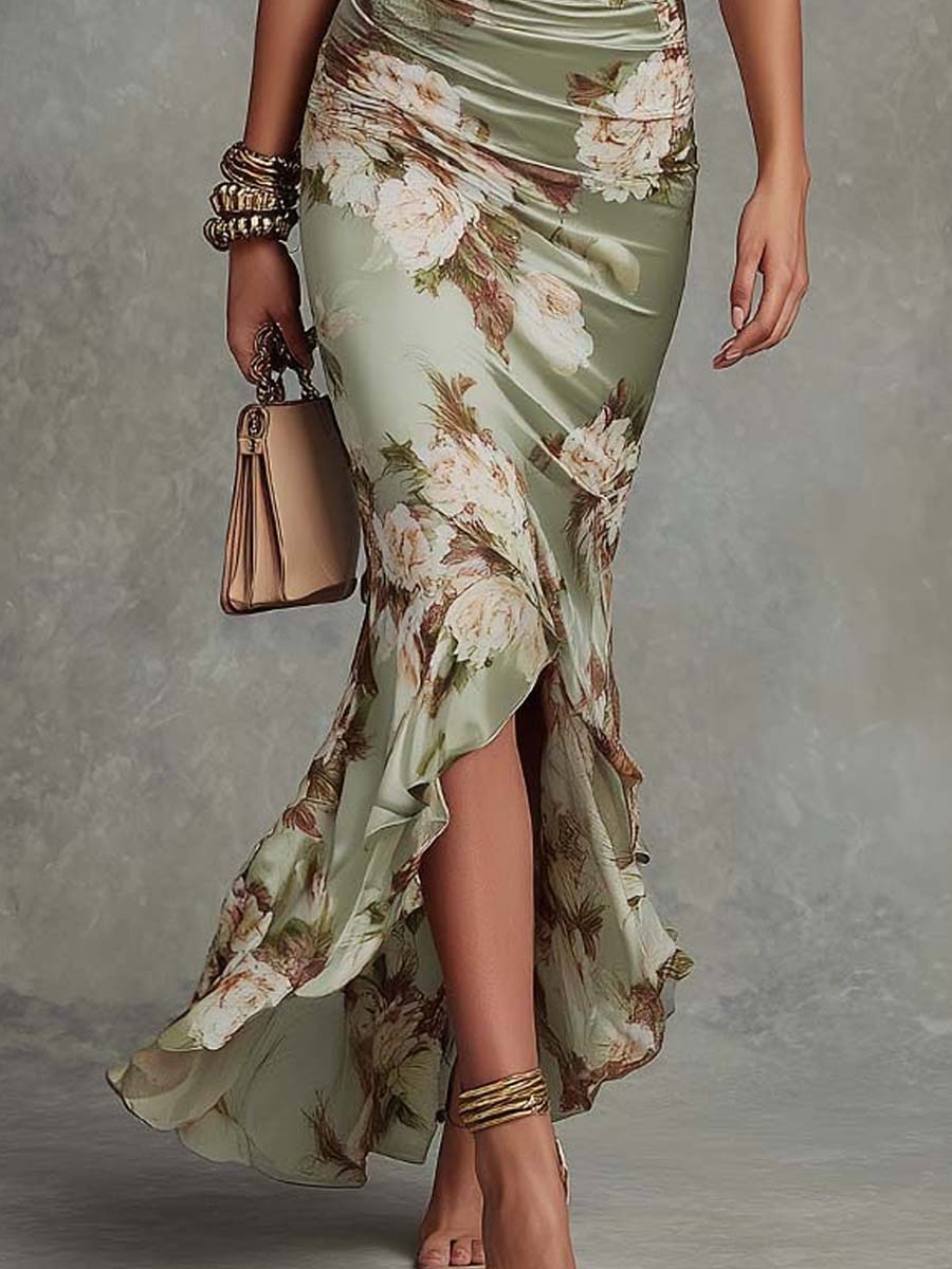 Vestido largo verde con estampado floral, mangas acampanadas, cuello en V y corte asimétrico, de satén