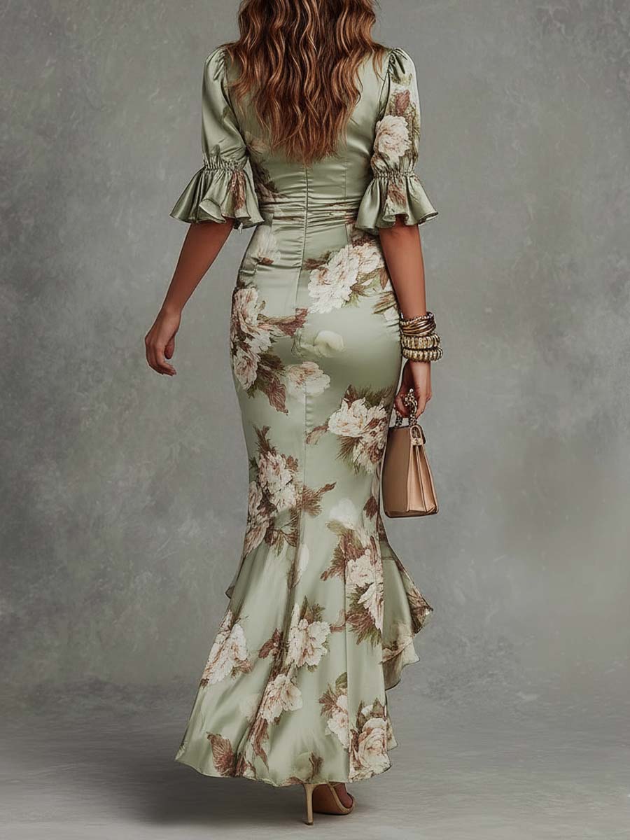 Vestido largo verde con estampado floral, mangas acampanadas, cuello en V y corte asimétrico, de satén
