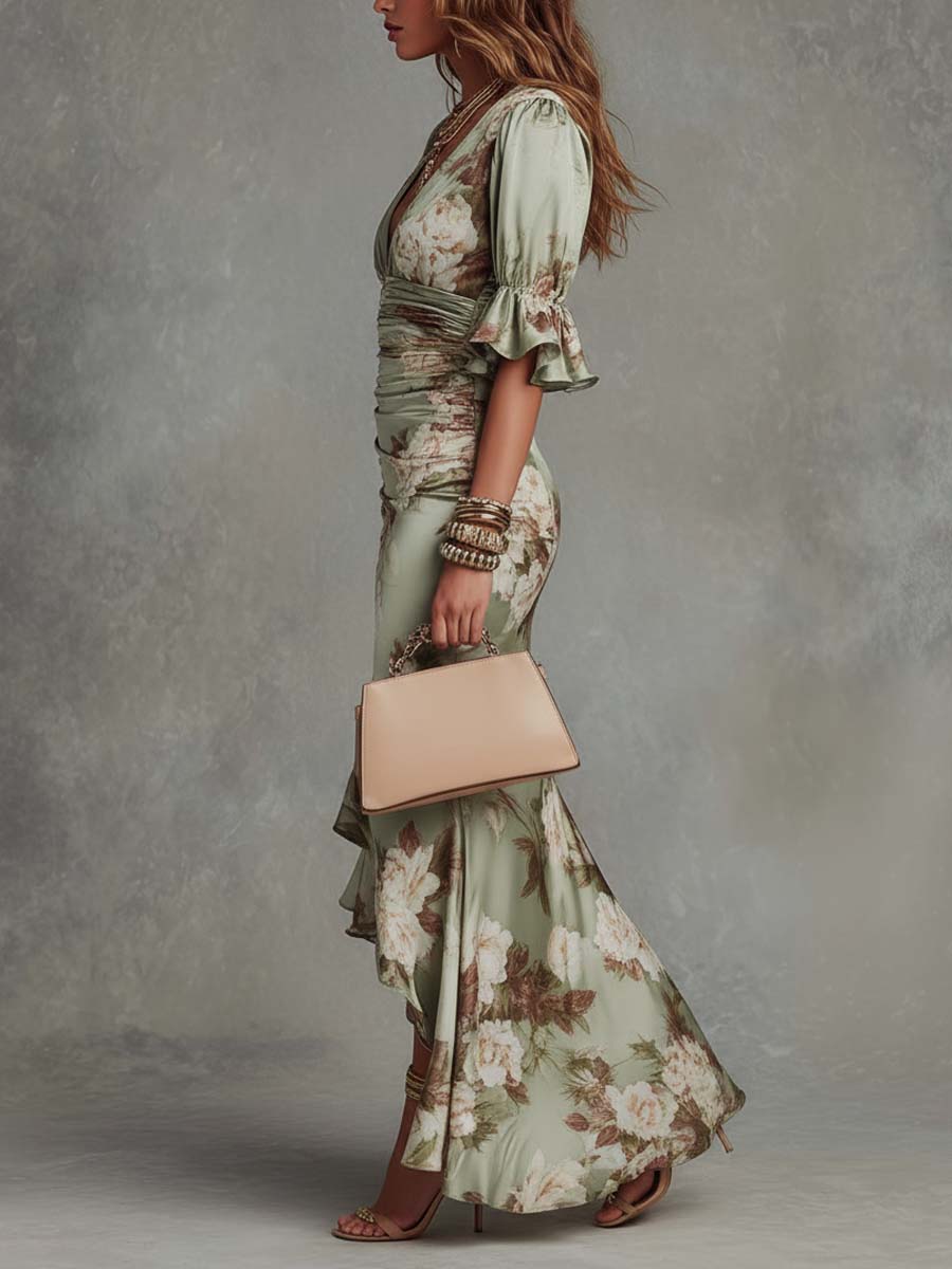 Vestido largo verde con estampado floral, mangas acampanadas, cuello en V y corte asimétrico, de satén