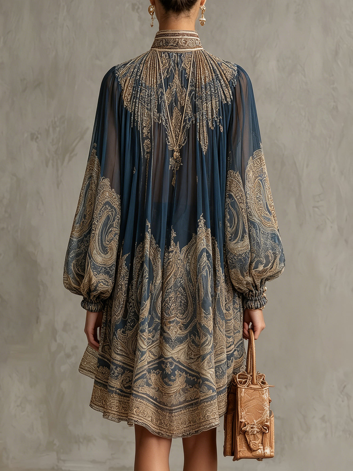 Minivestido azul marino de muselina con estampado barroco, cuello alto y corte irregular