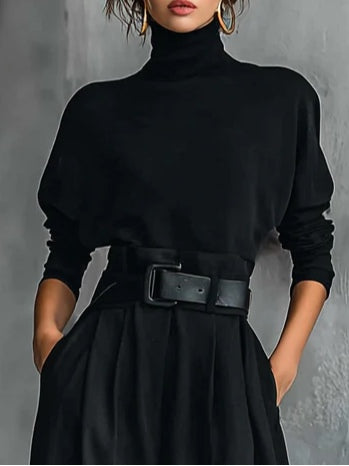 Conjunto de dos piezas compuesto por camiseta de cuello alto y manga larga totalmente negra y pantalones rectos (incluye cinturón).