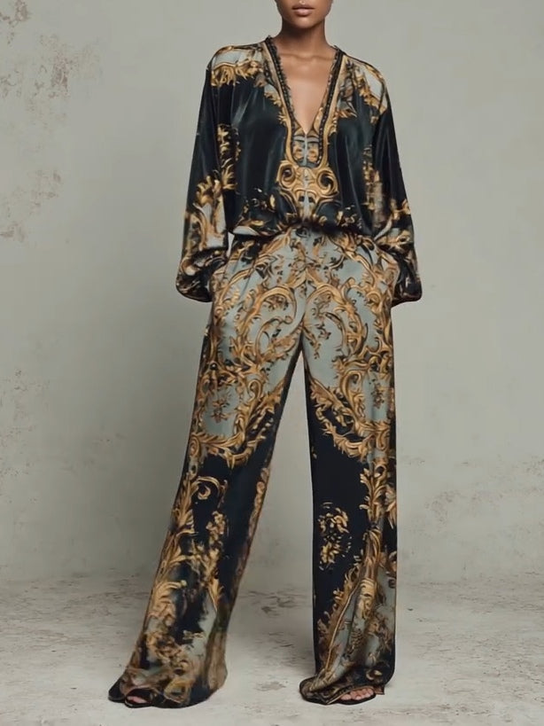 Traje informal con top con estampado floral barroco ornamentado y pantalones anchos.