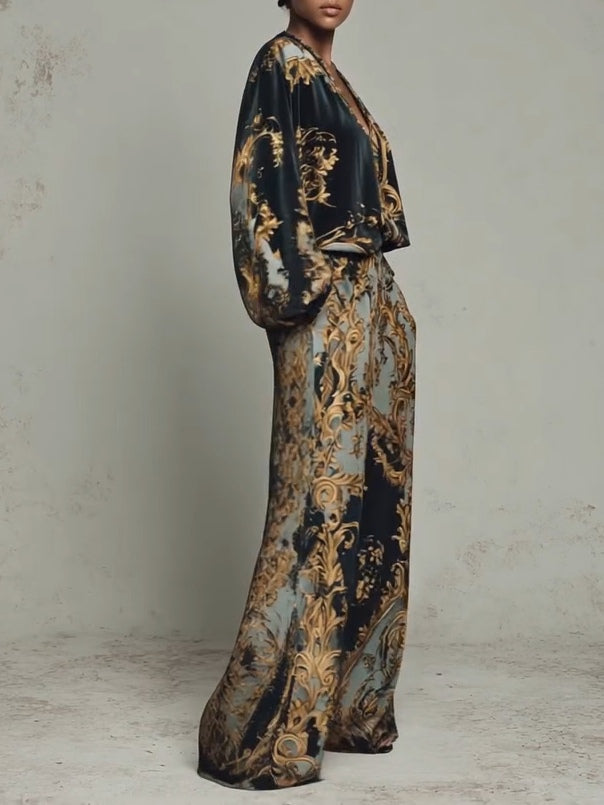 Traje informal con top con estampado floral barroco ornamentado y pantalones anchos.