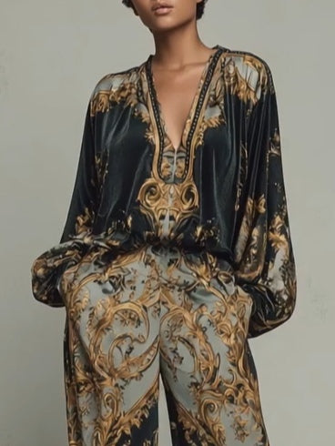Traje informal con top con estampado floral barroco ornamentado y pantalones anchos.