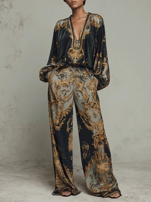 Traje informal con top con estampado floral barroco ornamentado y pantalones anchos.