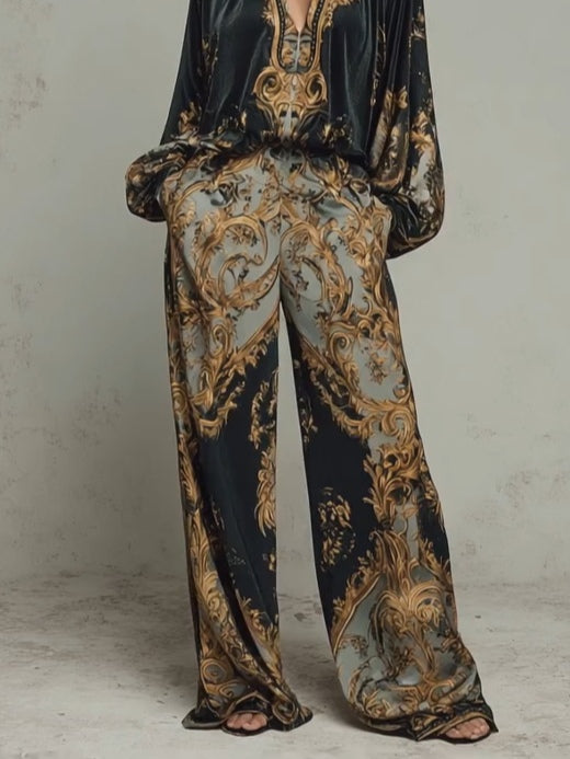 Traje informal con top con estampado floral barroco ornamentado y pantalones anchos.