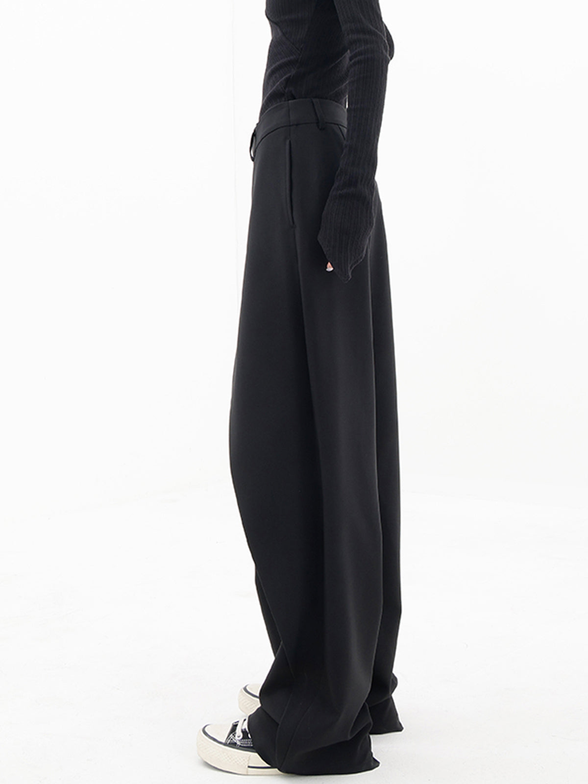 Pantalones anchos con botones asimétricos en la cintura