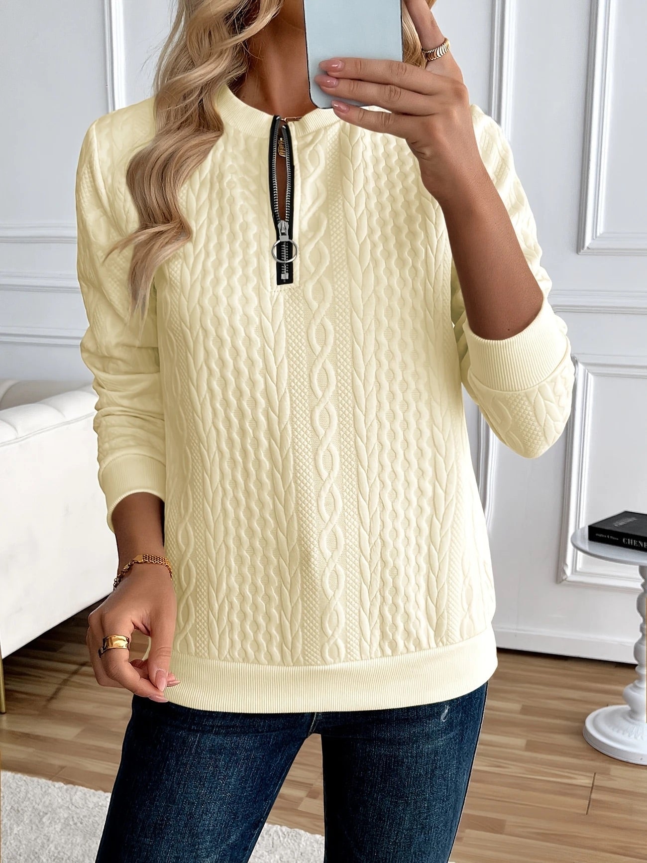 Sudadera con cremallera y textura: elegante y cómoda