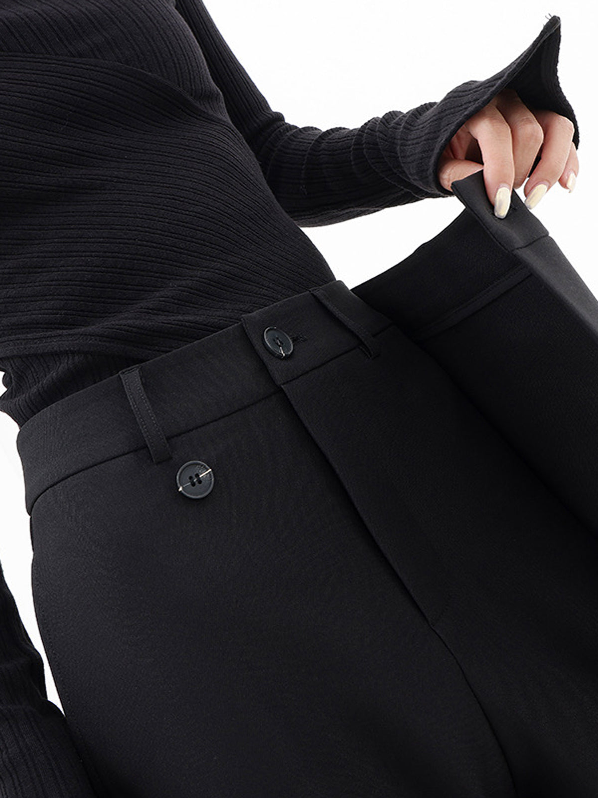 Pantalones anchos con botones asimétricos en la cintura