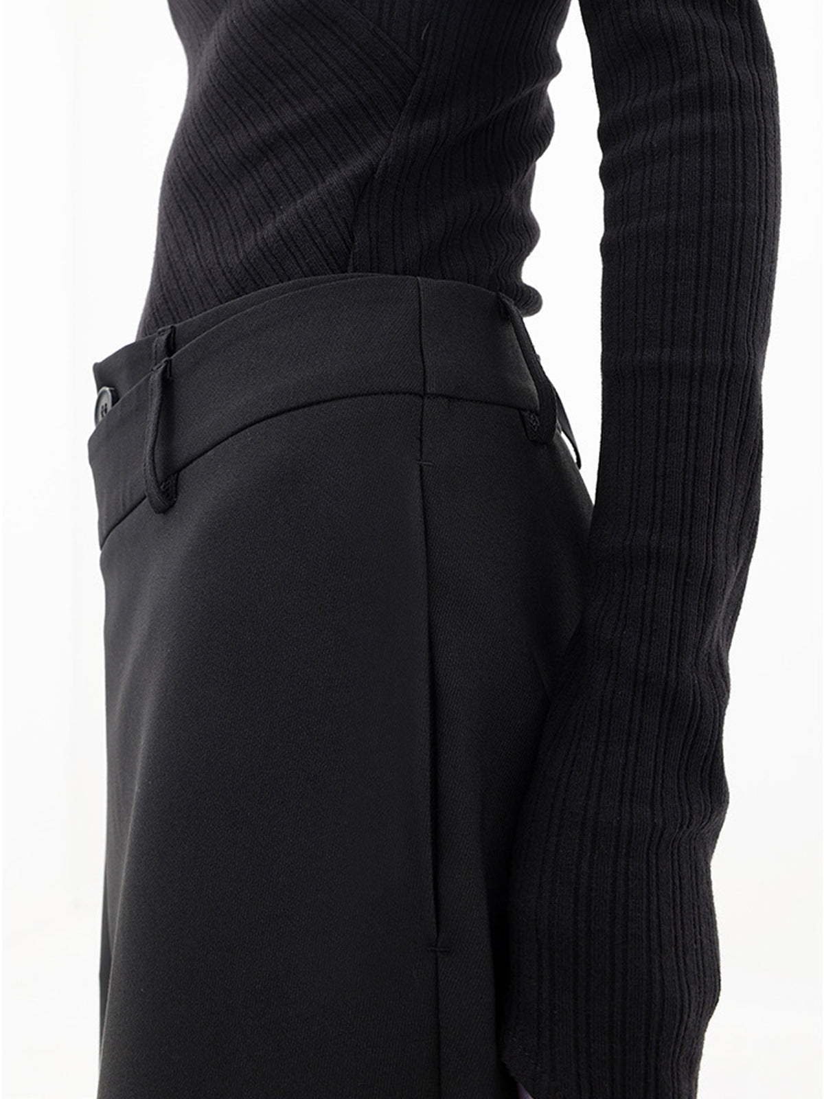 Pantalones anchos con botones asimétricos en la cintura
