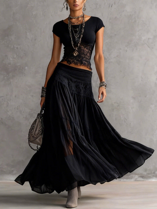 Conjunto negro compuesto por un top de encaje transparente y una falda larga plisada